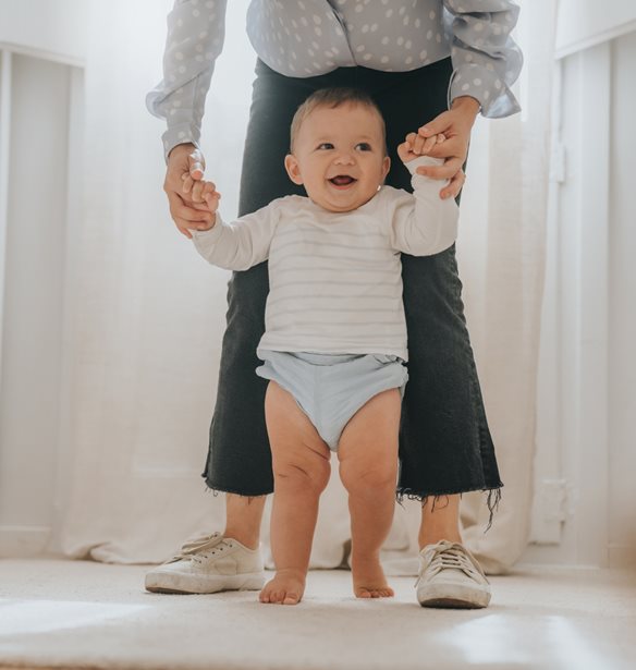 Το κόλπο με τα λάιμ: Χρειαζόμαστε πραγματικά ένα viral hack για να βοηθήσουμε τα παιδιά μας να περπατήσουν;