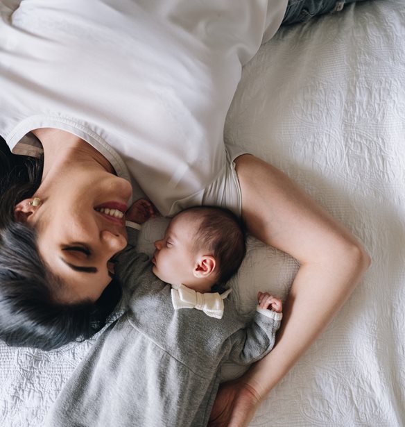 10 ρεαλιστικές συνήθειες που προστατεύουν την ψυχική σου υγεία μετά τον τοκετό