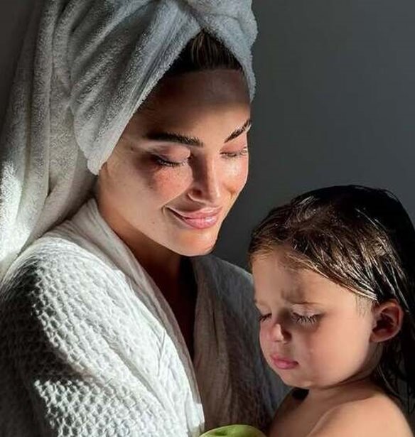 Ο Πάρης Αλεξάνδρου βάφει την Ιωάννα Τούνη και γίνεται το απόλυτο viral - Το χαριτωμένο βίντεο