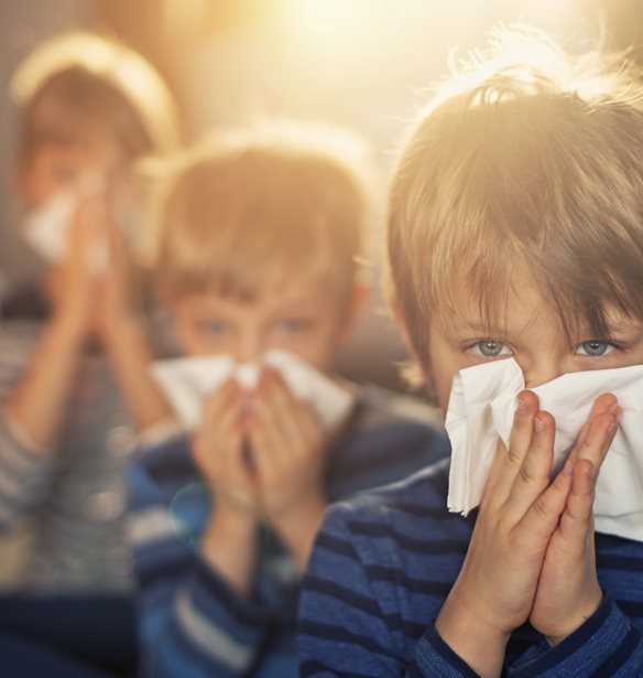 Πώς μεταδίδεται η νέα γρίπη; Τι έδειξε ένα πείραμα με άρρωστους και υγιείς ενήλικες