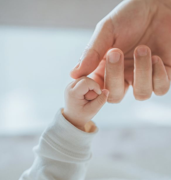 Mητρική αγκαλιά: Η επιστήμη πίσω από το χάδι της μαμάς που ηρεμεί το μωρό της