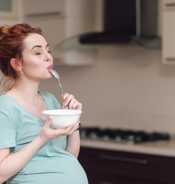 Έχει σχέση το τι τρώμε στην εγκυμοσύνη με τον τρόπο που το μωρό ανταποκρίνεται στον θηλασμό;