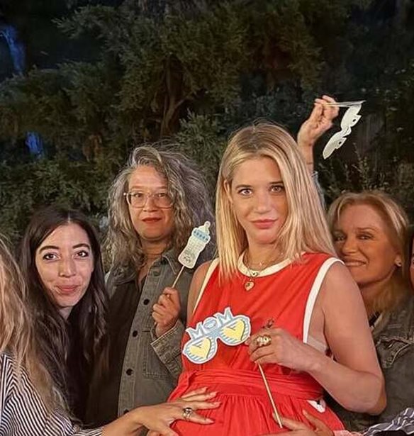 Η Τζένη Θεωνά στο baby shower για το δεύτερο παιδί της: "Απόψε πήρα το ομορφότερο δώρο"