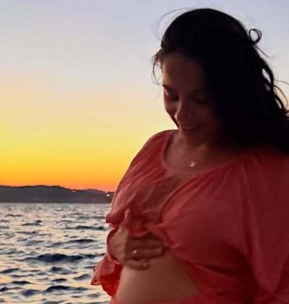 Η Ευλαμπία Ρέβη ανακοίνωσε επίσημα την εγκυμοσύνη της (Φωτογραφίες)