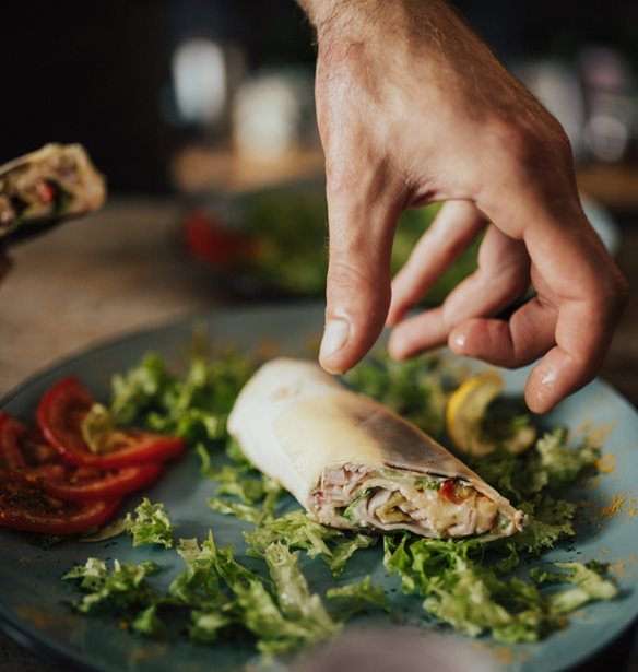 Αυτό το wrap με κοτόπουλο είναι έτοιμο σε 10' και το πιο λαχταριστό βραδινό στιγμής που μπορείς να φτιάξεις