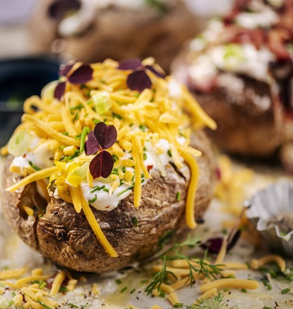 Πώς να φτιάξεις τέλειες ψητές πατάτες στο φούρνο μικροκυμάτων σε λίγα λεπτά