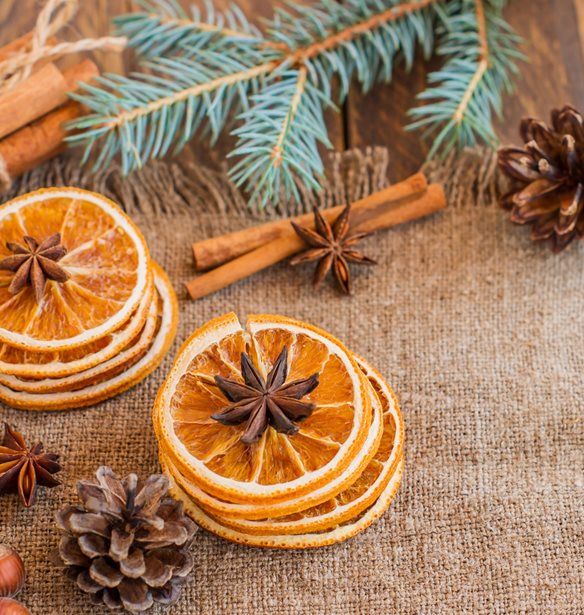 Τα Χριστούγεννα σε άρωμα: Κάνε το σπίτι σου να μοσχομυρίζει μελομακάρονο