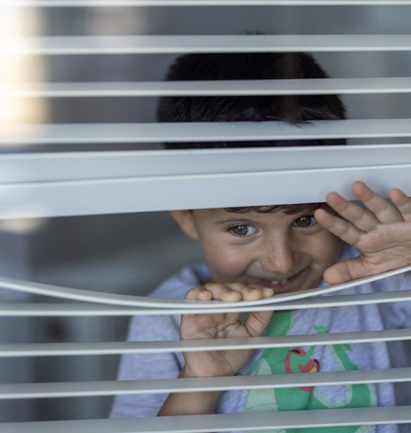 Mum hack: Πώς θα ξεσκονίσεις με ένα ζευγάρι κάλτσες τα στόρια του σπιτιού
