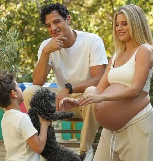 Η Τζένη Θεωνά φωτογραφίζει τον πατέρα της αγκαλιά με τον νεογέννητο γιο της
