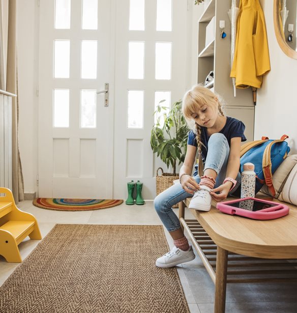 Τα παιδιά αφήνουν τα πάντα κάτω; Πώς θα φτιάξεις μια "έξυπνη" είσοδο στο σπίτι σου