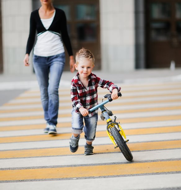 Πώς μαθαίνουμε στα μικρά παιδιά να περνάνε με ασφάλεια τον δρόμο;