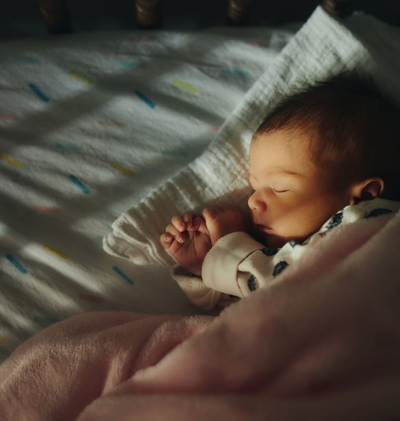 Ύπνος μωρού: 3 λόγοι που ένα νυχτερινό ξύπνημα μπορεί να κάνει καλό