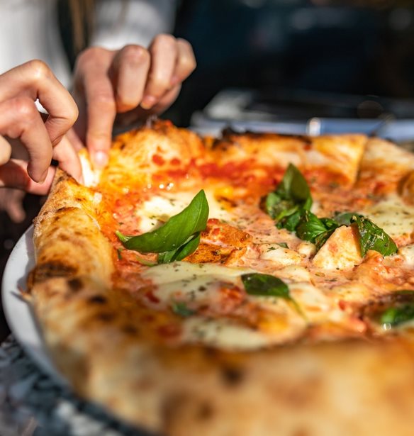 Ξέχασε ό,τι ξέρεις για την πίτσα - Ο Σταύρος Βαρθαλίτης έφτιαξε την πιο περίεργη (και τέλεια!) πίτσα της χρονιάς σε 10 λεπτά