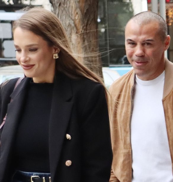 Ο Μιχάλης Ζαμπίδης σε σπάνια δημόσια εμφάνιση με τη σύζυγο και τις δίδυμες κόρες τους