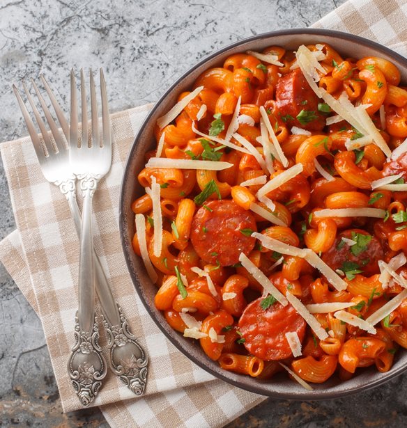 Μακαρονάδα με χωριάτικο λουκάνικο - Η χειμωνιάτικη συνταγή της γιαγιάς