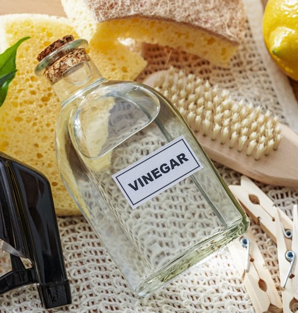 5 επίμονοι λεκέδες που εξαφανίζει το λευκό ξύδι