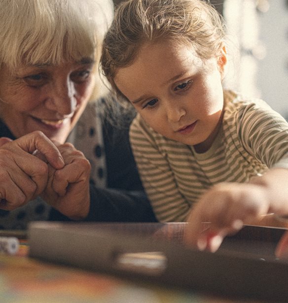 Οι παππούδες δεν είναι απλώς επισκέπτες- Πρέπει να γίνουν ξανά μέρος της οικογένειας