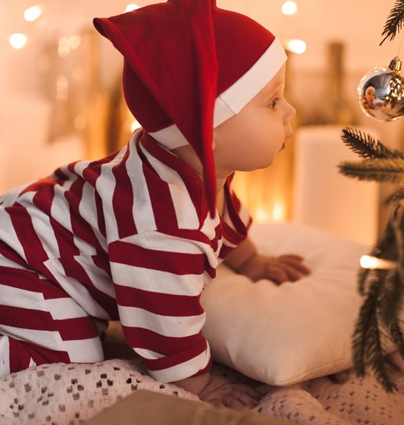 Christmas baby: Πώς να διαχειριστείς τις πολλές αγκαλιές στο μωρό από συγγενείς και φίλους
