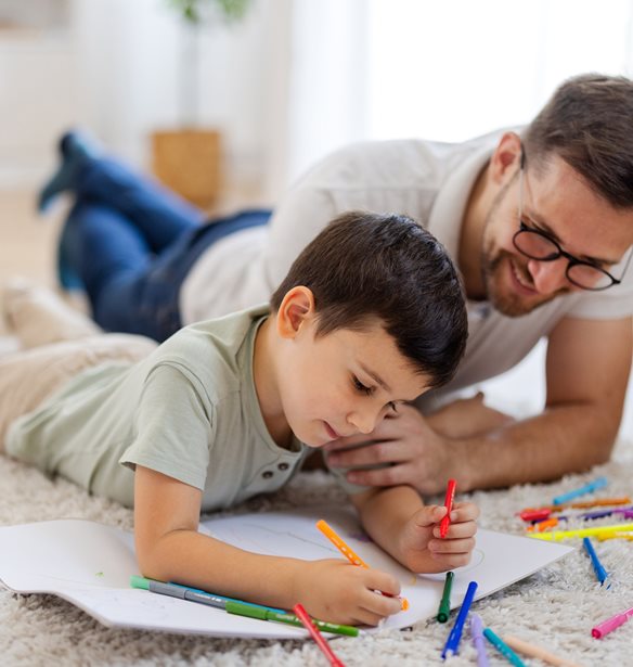 Ένας μπαμπάς "ζωντάνεψε" τις ζωγραφιές του γιου του και τον έκανε να αγαπήσει για πάντα τη ζωγραφική