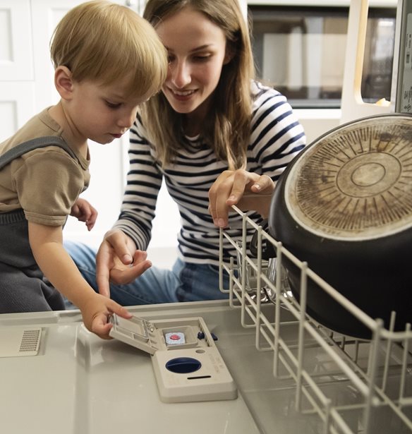 Σπιτικές ταμπλέτες πλυντηρίου πιάτων: Γιατί δεν πρέπει να δοκιμάσεις το viral hack του TikTok