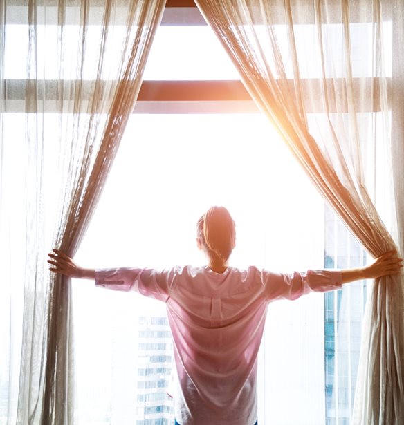 Πώς θα είναι οι κουρτίνες σου πάντα στρωτές με ένα ρολό κουζίνας