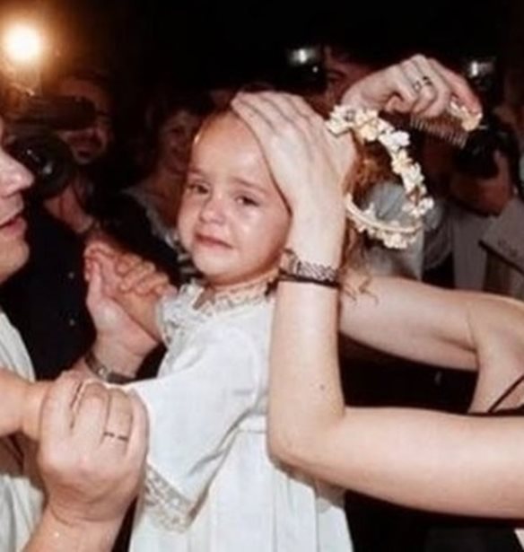 Ρετρό κλικ: Ο Βλάσσης Μπονάτσος και η Μάρθα Κουτουμάνου στο μαιευτήριο με τη νεογέννητη κόρη τους και τη Ζωή Λάσκαρη