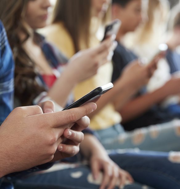 Κινητό σε παιδιά κάτω των 12 ετών: Ελλειψη ύπνου, κατάθλιψη, παχυσαρκία και πολλά ακόμη προβλήματα υγείας