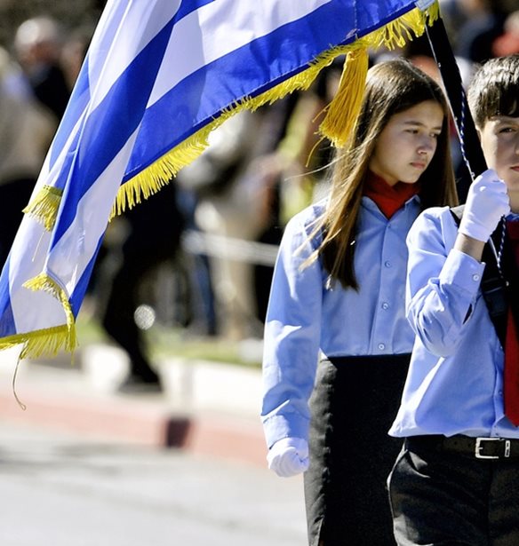 Mαθητής δημοτικού με αυτισμό αποκλείστηκε από σημαιοφόρος στην παρέλαση