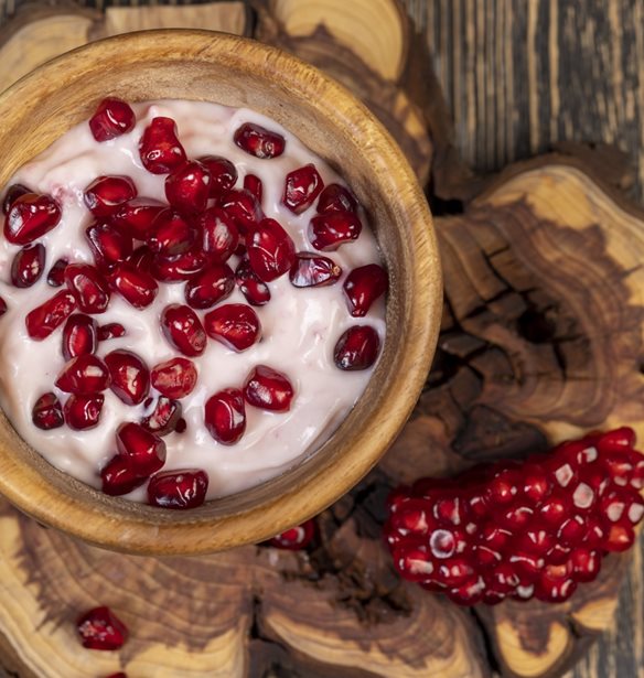 Χριστουγεννιάτικο γιαουρτογλυκό με ρόδι για το γιορτινό τραπέζι