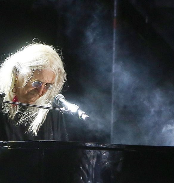 "Θα αγαπούσες τη μαμά σου, αν δεν ήτανε η μαμά σου;" Το τραγούδι του Νίκου Καρβέλα για τη γονεϊκότητα