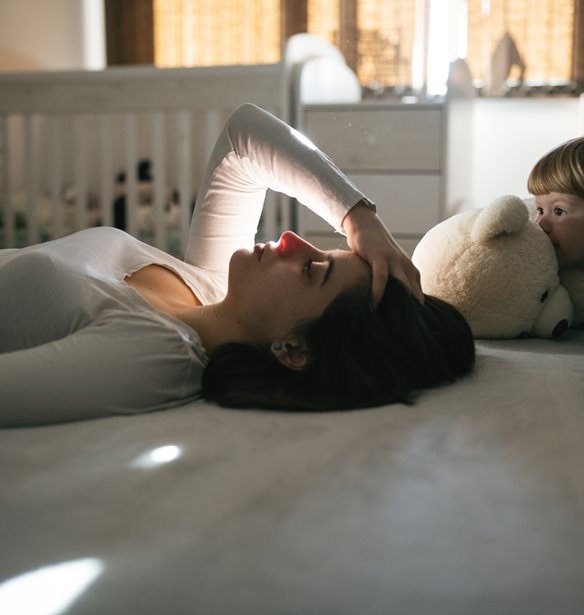 Τα νούμερα μίλησαν: Οι μαμάδες δεν παίρνουν "άδεια" ακόμα κι αν οι ίδιες αρρωστήσουν