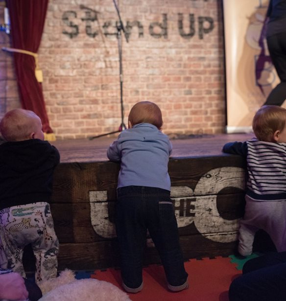 Γονείς σε απόγνωση; Η κωμωδία απαντά με μια ιδέα που κάνει θραύση στην Αγγλία