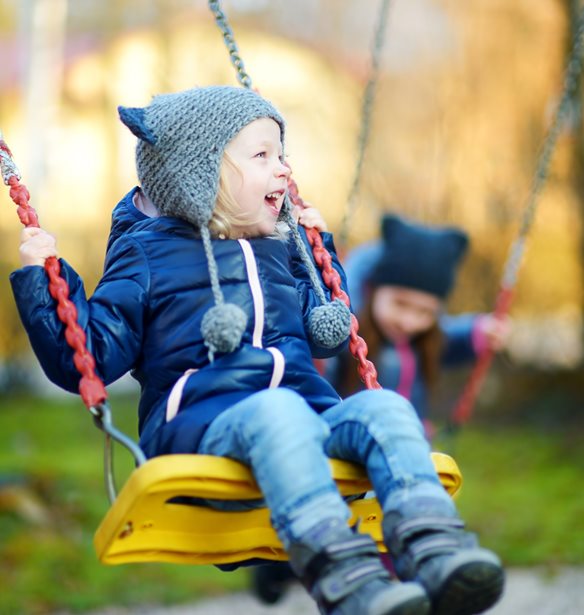 Κάνει καλό στα παιδιά το παιχνίδι έξω όταν έχει κρύο;