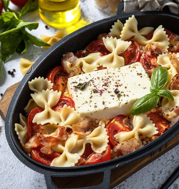 Μακαρόνια στο φούρνο με ντοματίνια και φέτα