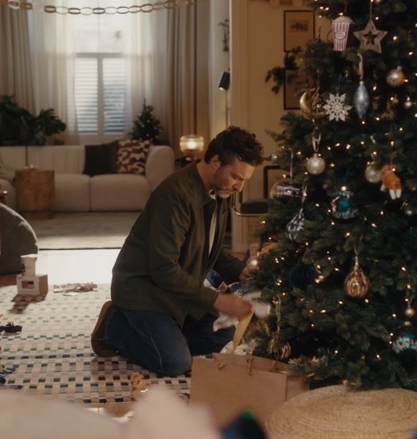 "Όσα δεν λέμε τα δείχνουμε": Η συγκινητική χριστουγεννιάτικη διαφήμιση για τη δυνατή σχέση πατέρα και γιου