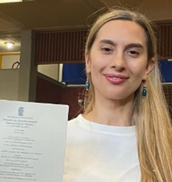 Η Βίκυ Βολιώτη πήρε το πτυχίο της με την κόρη της στο πλευρό της