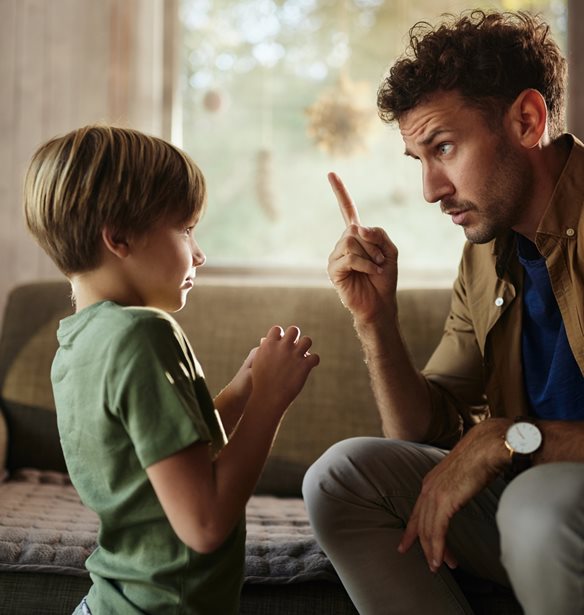 Η αυστηρότητα σε κάνει καλό γονιό; 5 σημάδια ότι το παιδί σου "πνίγεται"