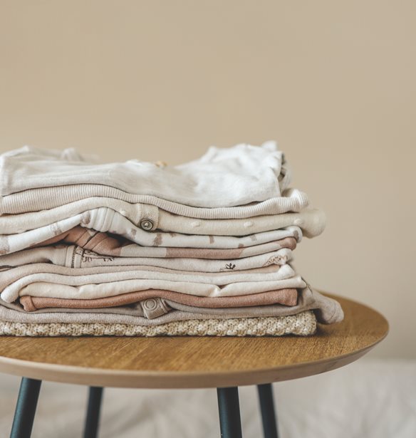 Οι top συμβουλές της Tidy Guru για να διπλώνεις σωστά τα ρούχα στη ντουλάπα σου