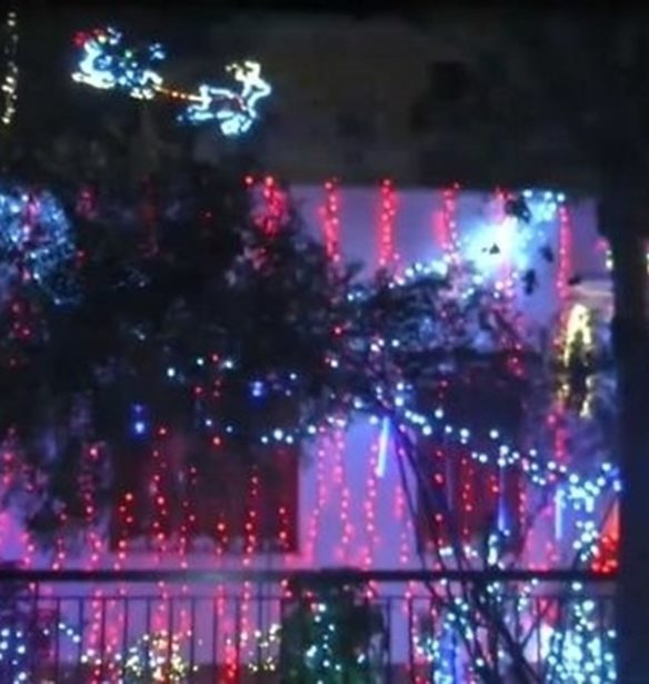 Αυτό είναι το πιο χριστουγεννιάτικο σπίτι στην Ελλάδα: Χρειάστηκαν 20 μέρες και 20.000 λαμπιόνια για τον στολισμό