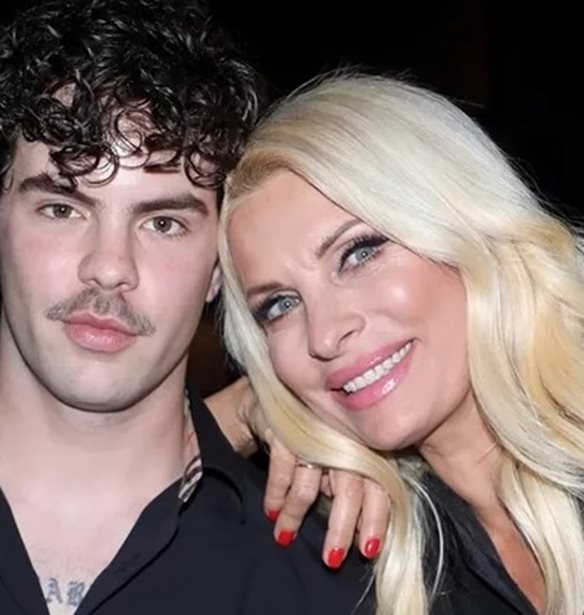 "Χρόνια πολλά, μαμά": Ο Άγγελος Λάτσιος σε μια συγκινητική φωτογραφία με την Ελένη Μενεγάκη