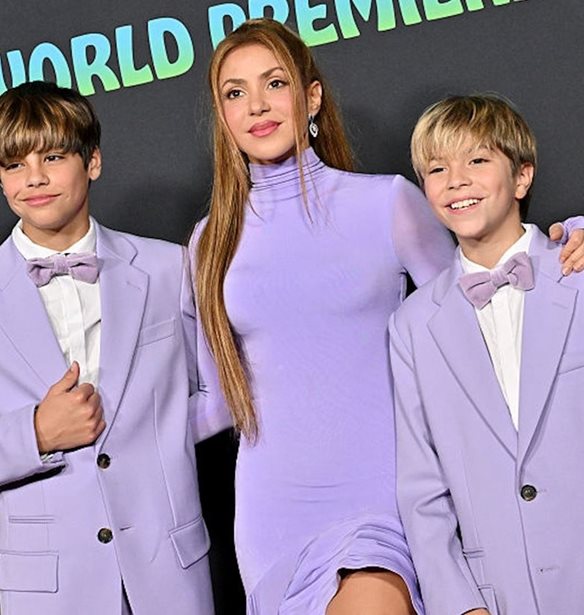 Shakira: Στη σκηνή με ασορτί ρούχα μαζί με τους γιους της, Milan και Sasha