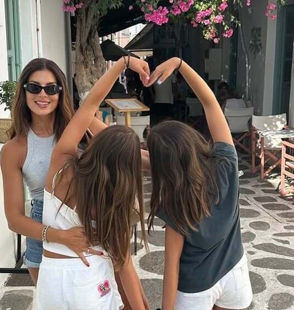 Η Σταματίνα Τσιμτσιλή σε μια αποκάλυψη για τον Θέμη Σοφό μετά τη γέννηση του τρίτου παιδιού τους