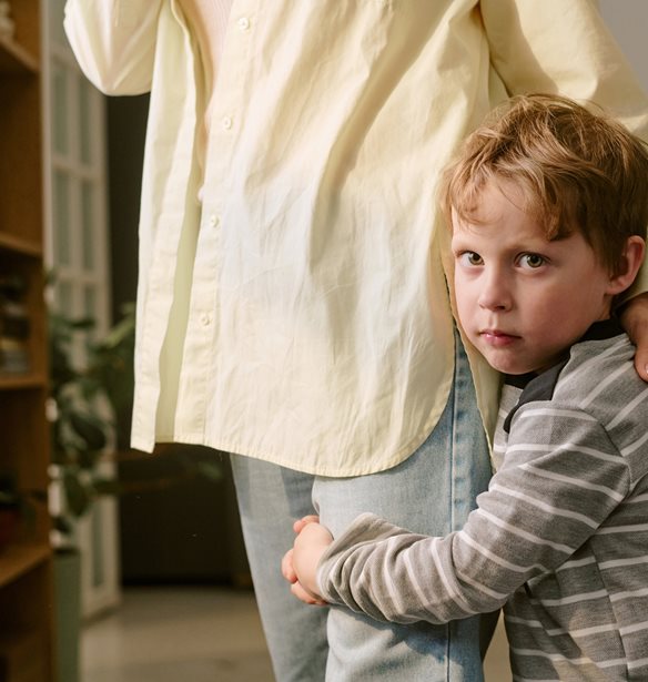 Παιδιά- βέλκρο: Γιατί το παιδί μου είναι διαρκώς κολλημένο πάνω μου;