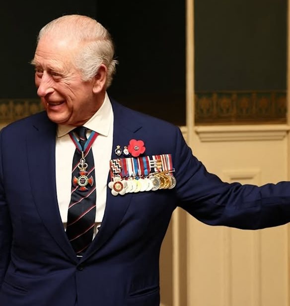 Μια πολύ τρυφερή στιγμή! Βίντεο δείχνει τη στιγμή που ο βασιλιάς Κάρολος αγκαλιάζει τα εγγόνια του, Τζορτζ και Λούις