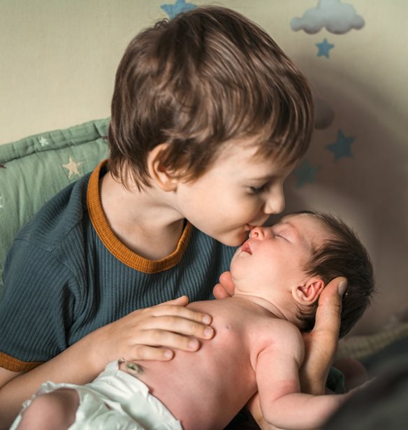 Νεογέννητο στο σπίτι: Πρέπει να σταματήσουμε το αδελφάκι του από τον παιδικό σταθμό: