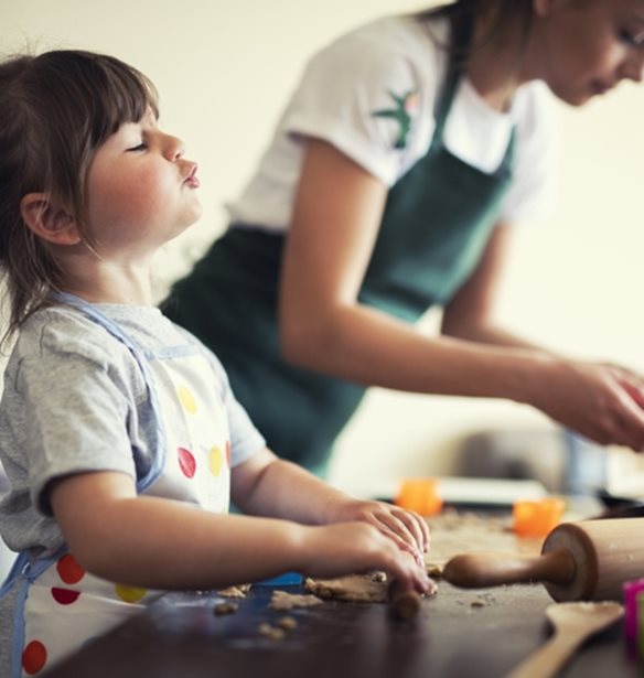 Όταν το φαγητό γίνεται μάχη: Τι να πεις (και τι να αποφύγεις) για να φάει σωστά το "δύσκολο" νήπιό σου
