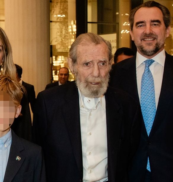 Χρυσή Βαρδινογιάννη: Η φωτογραφία με τα δύο της παιδιά, τον πατέρα της και τον Νικόλαο Ντε Γκρες σε ξεχωριστή βραδιά για την οικογένειά της