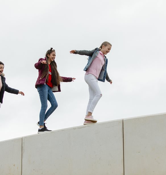 Η εφηβεία δεν είναι η πιο ριψοκίνδυνη ηλικία: Τι αποκαλύπτει νέα μελέτη για το ρίσκο και την επίβλεψη από τους γονείς