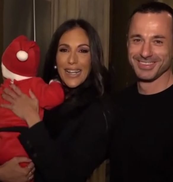 Η Ανθή Βούλγαρη με τον γιο της και τον Κωνσταντίνο Κωνσταντινίδη σε γιορτινή έξοδο