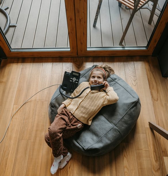 Γιατί οι γονείς πλέον θέλουν να έχουν σταθερό τηλέφωνο στο σπίτι; Η νέα τάση που είναι ίσως το καλύτερο hack για γονείς!